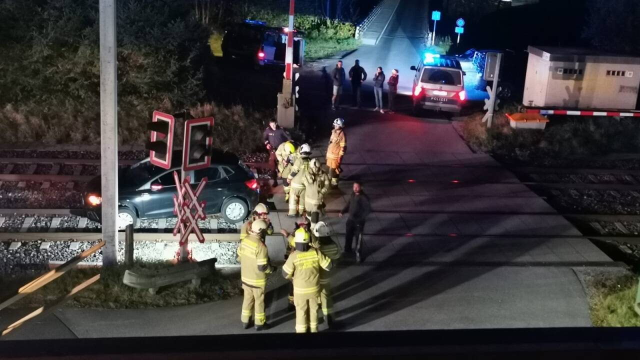 Die Feuerwehr befreite die Lenkerin aus ihrer misslichen Lage. Die Feuerwehr befreite die Lenkerin aus ihrer misslichen Lage.
