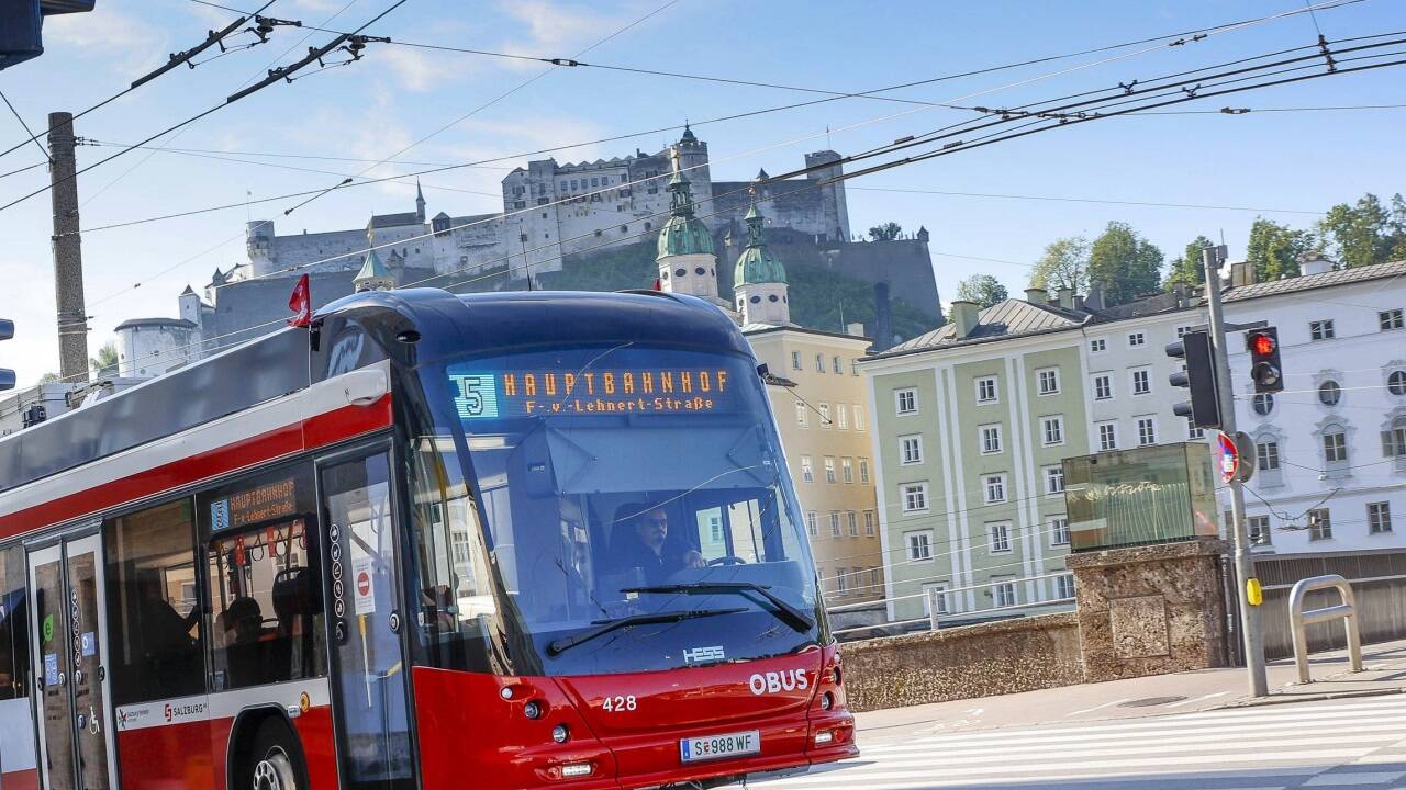 Der Obus ist in Schieflage geraten. 