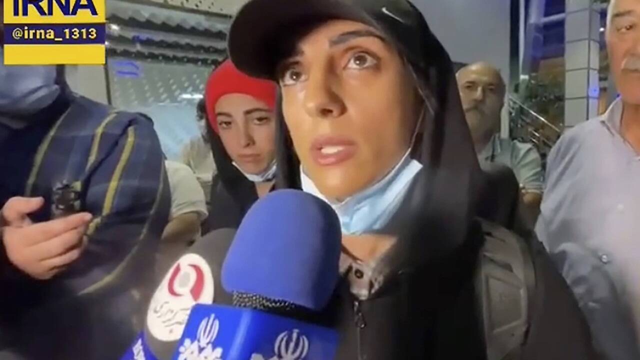 Die iranische Kletterin Elnaz Rekabi wurde am Flughafen nicht nur von einer jubelnden Menge empfangen. Sie musste sich im staatlichen Fernsehen auch dafür entschuldigen.  Die iranische Kletterin Elnaz Rekabi wurde am Flughafen nicht nur von einer jubelnden Menge empfangen. Sie musste sich im staatlichen Fernsehen auch dafür entschuldigen.