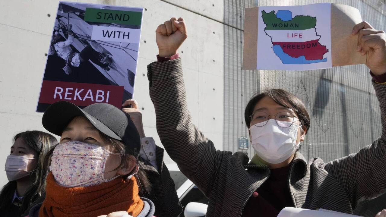 Vor der iranischen Botschaft in Seoul unterstützten Demonstranten das mutige Auftreten der Kletterin Elnaz Rekabi ohne Kopftuch.   Vor der iranischen Botschaft in Seoul unterstützten Demonstranten das mutige Auftreten der Kletterin Elnaz Rekabi ohne Kopftuch.