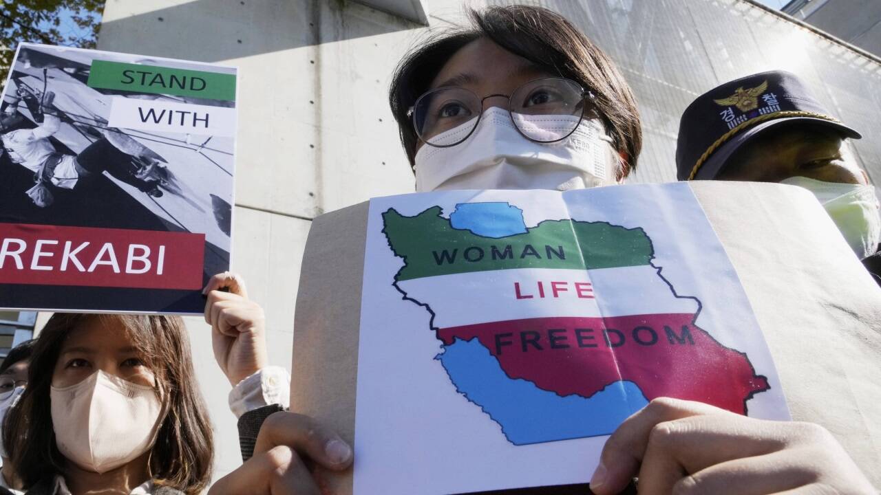 Vor der iranischen Botschaft in Seoul unterstützten Demonstranten das mutige Auftreten der Kletterin Elnaz Rekabi ohne Kopftuch.   Vor der iranischen Botschaft in Seoul unterstützten Demonstranten das mutige Auftreten der Kletterin Elnaz Rekabi ohne Kopftuch.