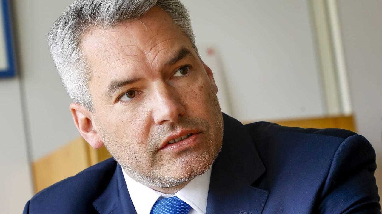 Im Einvernahmeprotokoll Thomas Schmids kommen etliche prominente Namen vor. Nicht so der Name des amtierenden Parteichefs und Bundeskanzlers Karl Nehammer. 