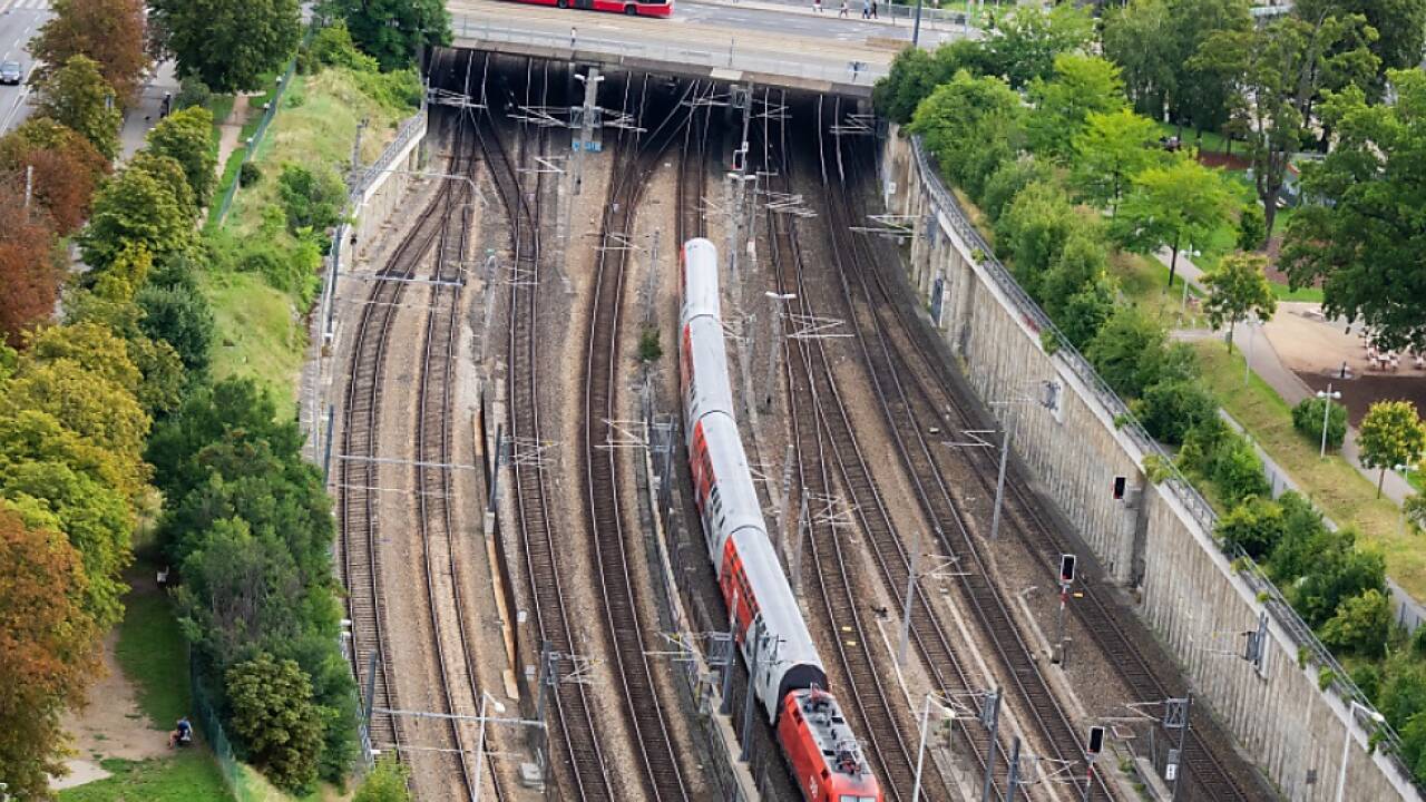 Luftiger Blick auf einen ÖBB-Nahverkehrszug im Burgenland  Luftiger Blick auf einen ÖBB-Nahverkehrszug im Burgenland