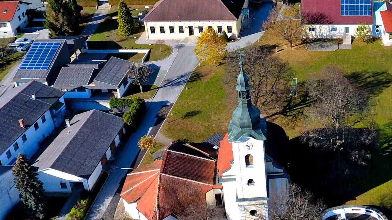 Die Wallfahrtskirche von Ollersdorf, „umzingelt“ von Solarpaneelen. 