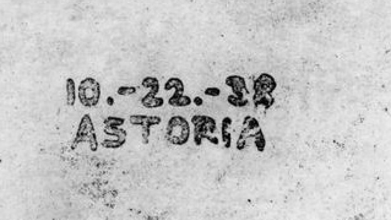 1937: Der amerikanische Physiker Chester F. Carlson meldet ein Patent auf eine „Elektrophotographie“ an. Es ermöglicht auf unbeschichtetes Papier zu kopieren. Am 22. Oktober 1938 gelingt die erste Schriftübertragung (Bild) nach dem xerographischen Verfahren (Vorläufer des Kopierers). 1937: Der amerikanische Physiker Chester F. Carlson meldet ein Patent auf eine „Elektrophotographie“ an. Es ermöglicht auf unbeschichtetes Papier zu kopieren. Am 22. Oktober 1938 gelingt die erste Schriftübertragung (Bild) nach dem xerographischen Verfahren (Vorläufer des Kopierers).