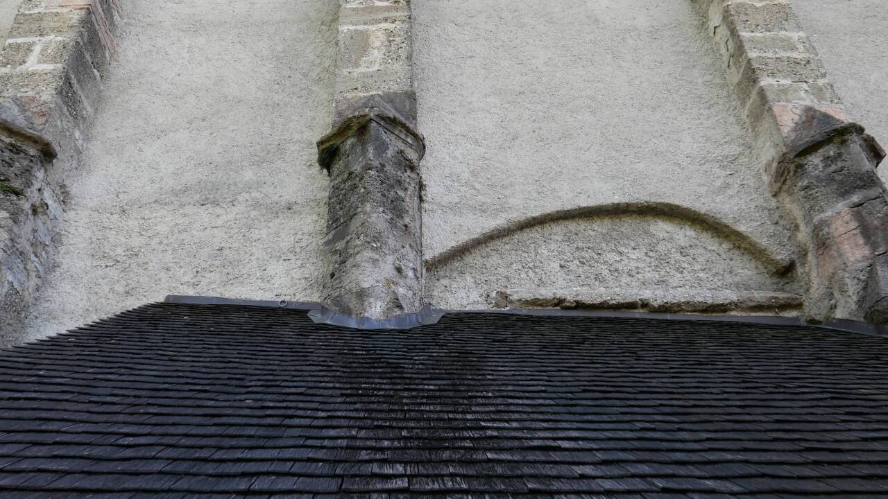 Die Strebepfeiler der Kirche sind an der Außenwand zu sehen.  