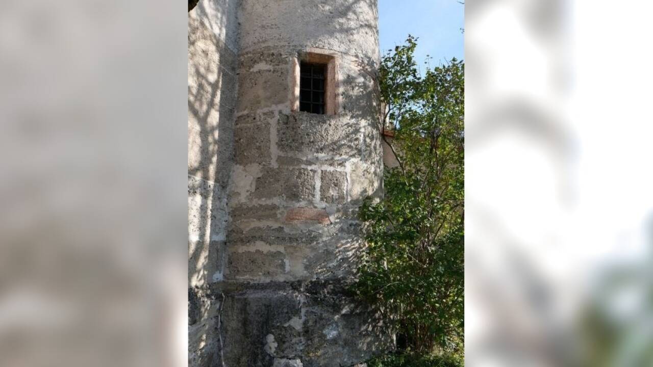 Detailansichten des gotischen Baus.  