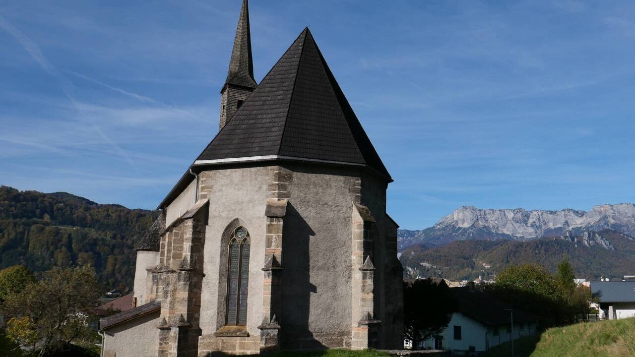 Malerisch auf einer Anhöhe gelegen, im Hintergrund das Untersbergmassiv.  