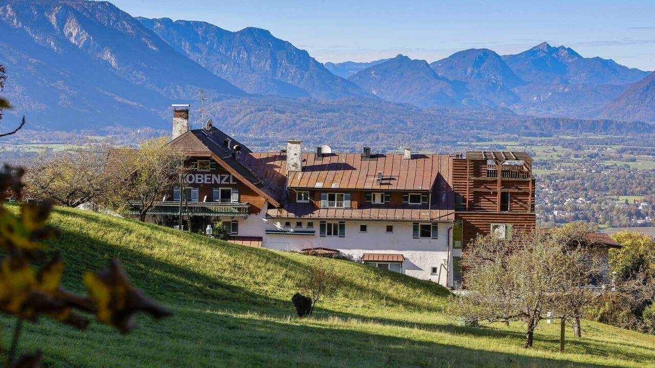 Das einstige Luxushotel Kobenzl. Das einstige Luxushotel Kobenzl.