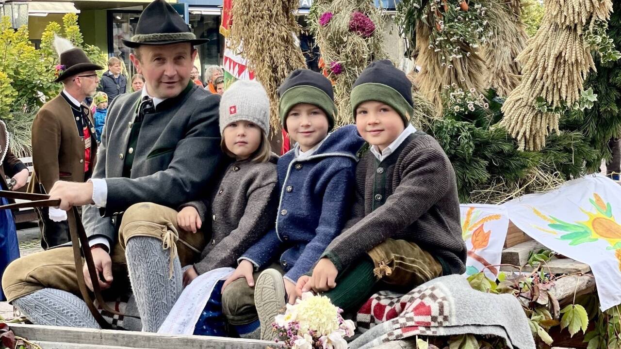 Christian Herzog mit Moritz, Jakob und Antonia mit der Erntekrone bei der Prozession in Saalfelden.  