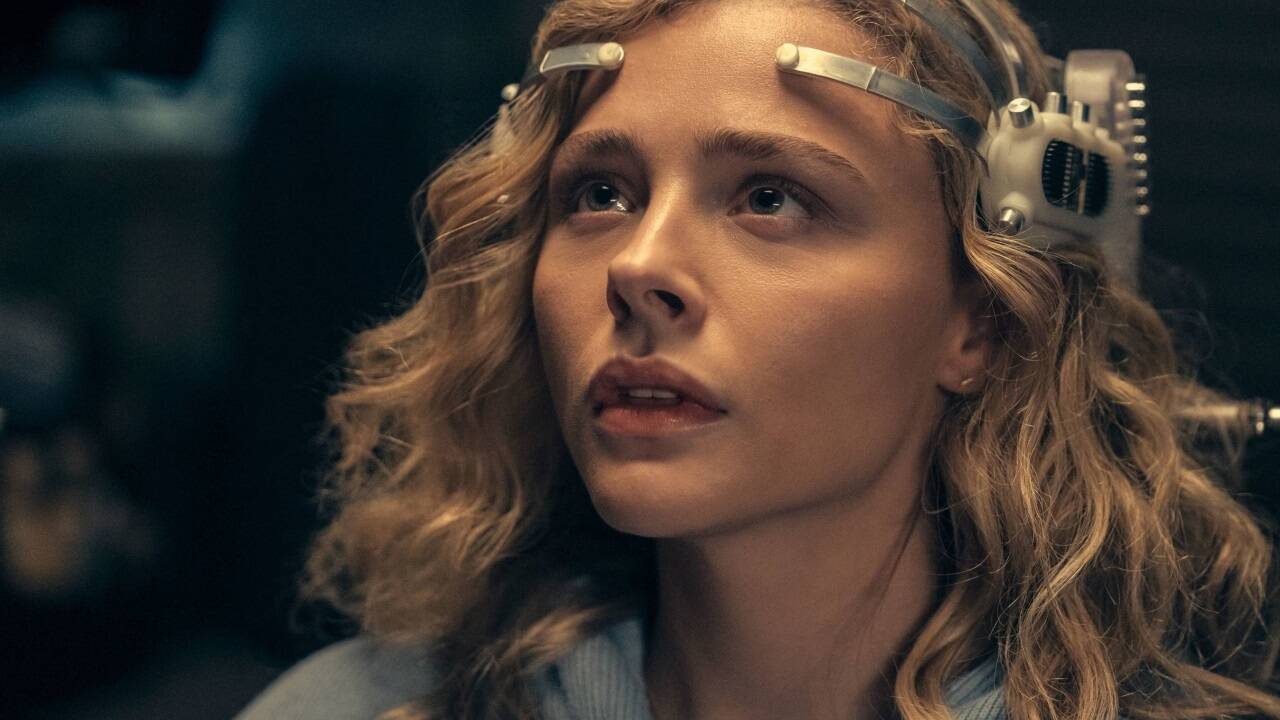 Mit dem VR-Headset in andere Welten und Zeiten reisen: Chloë Grace Moretz als Flynne Fisher. 