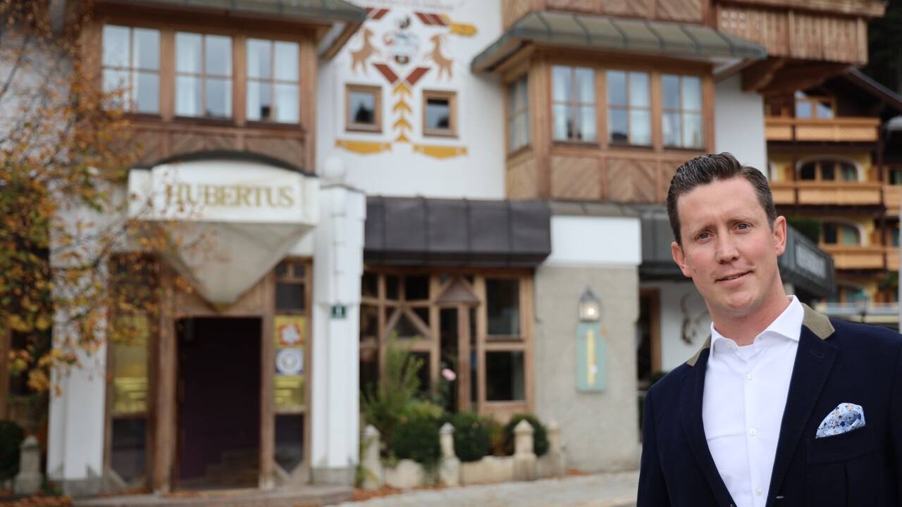 Johannes Moßhammer übernimmt das Hubertus aus den Händen von Johanna und Dietmar Maier. 