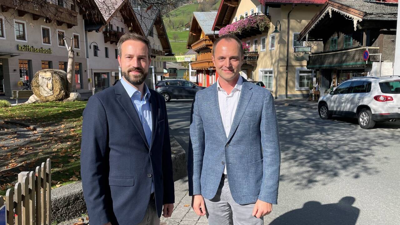 Verkehrslandesrat Stefan Schnöll und Bürgermeister Axel Ellmer im Ortszentrum von Wagrain, durch das sich mit Beginn der Wintersaison mehrmals täglich lange Autokolonnen wälzen. 