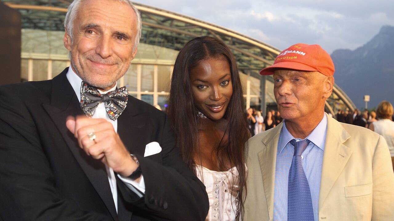 Dietrich Mateschitz mit Topmodel Naomi Campbell und Formel-1-Legende Niki Lauda bei der Eröffnung des Hangar 7 in Salzburg im Jahr 2003 