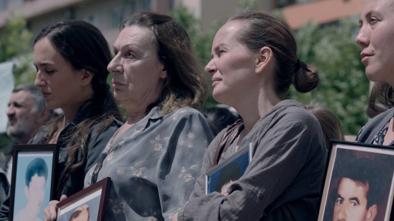 Bilder zum Film „Hive“. 