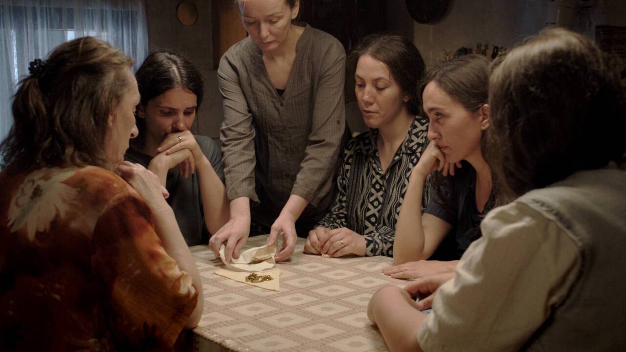 Bilder zum Film „Hive“. 