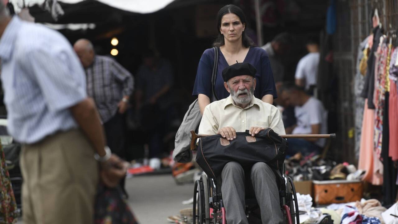 Bilder zum Film „Hive“. 