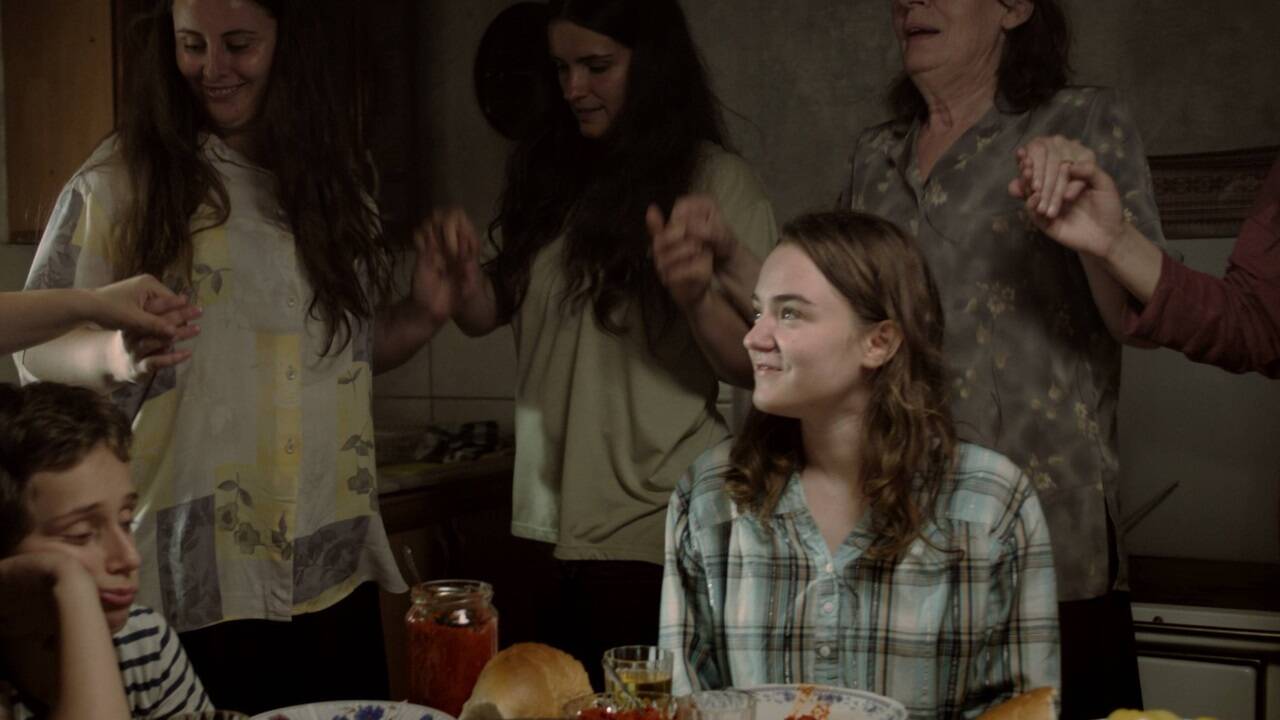 Bilder zum Film „Hive“. 