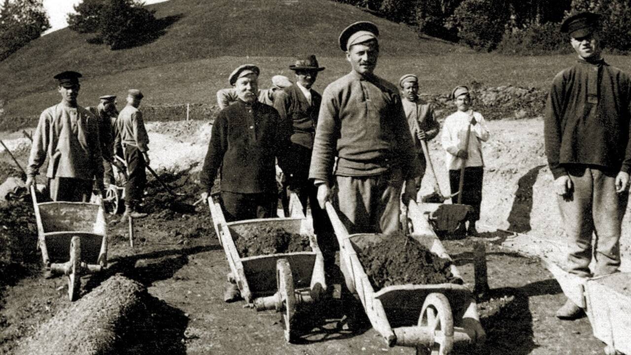 Kriegsgefangene wurden für Arbeiten eingesetzt – wie für den Bau der „Russenstraße“. 