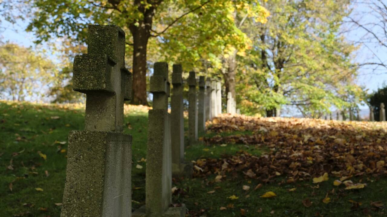 Auf dem Lagerfriedhof, der noch heute als „Russenfriedhof“ bezeichnet wird, wurden auch Serben, Italiener und Polen bestattet.  