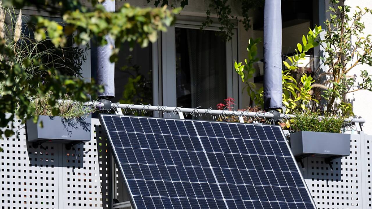 Ein Mini-PV-Anlage am Geländer eines Balkons 