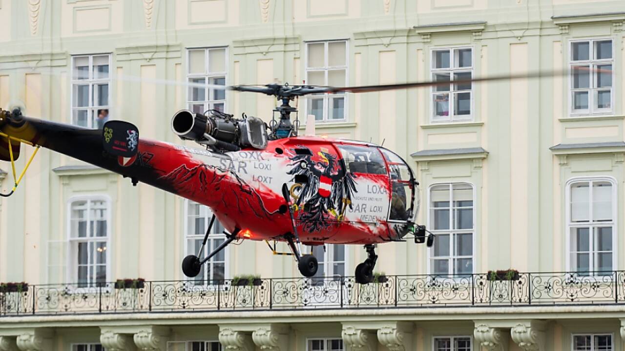 Bundesheer-Hubschrauber im Landeanflug am Wiener Heldenplatz 