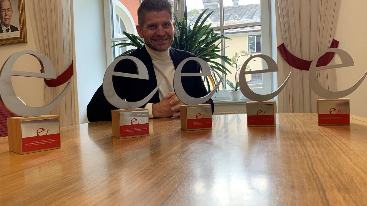 Bürgermeister Herbert Schober freut sich über die abermalige Auszeichnung seiner Gemeinde Grödig mit fünf „e“. 