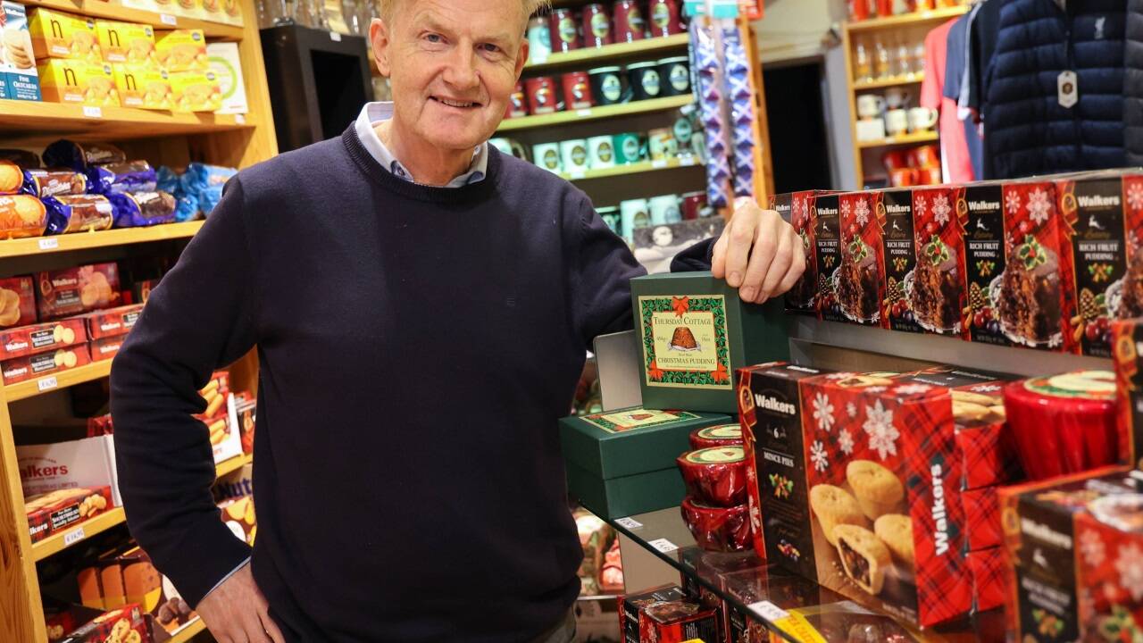 Christmas Pudding und Mince Pies versprühen vorweihnachtliches Flair im English Shop von Chris Clee. Feierlich ist ihm aber nicht zumute. Am 24. Dezember sperrt er den English Shop zum letzten Mal auf.  