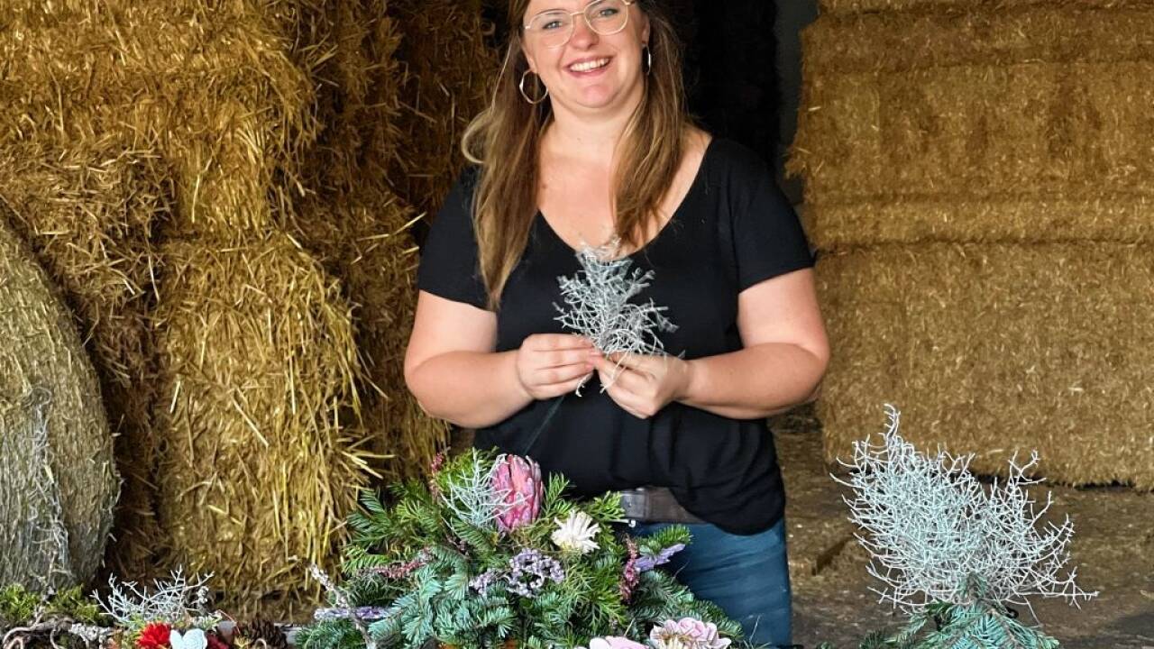 Christina Hallinger bindet im Abtenauer Lagerhaus sozusagen regionale Gestecke. Christina Hallinger bindet im Abtenauer Lagerhaus sozusagen regionale Gestecke.