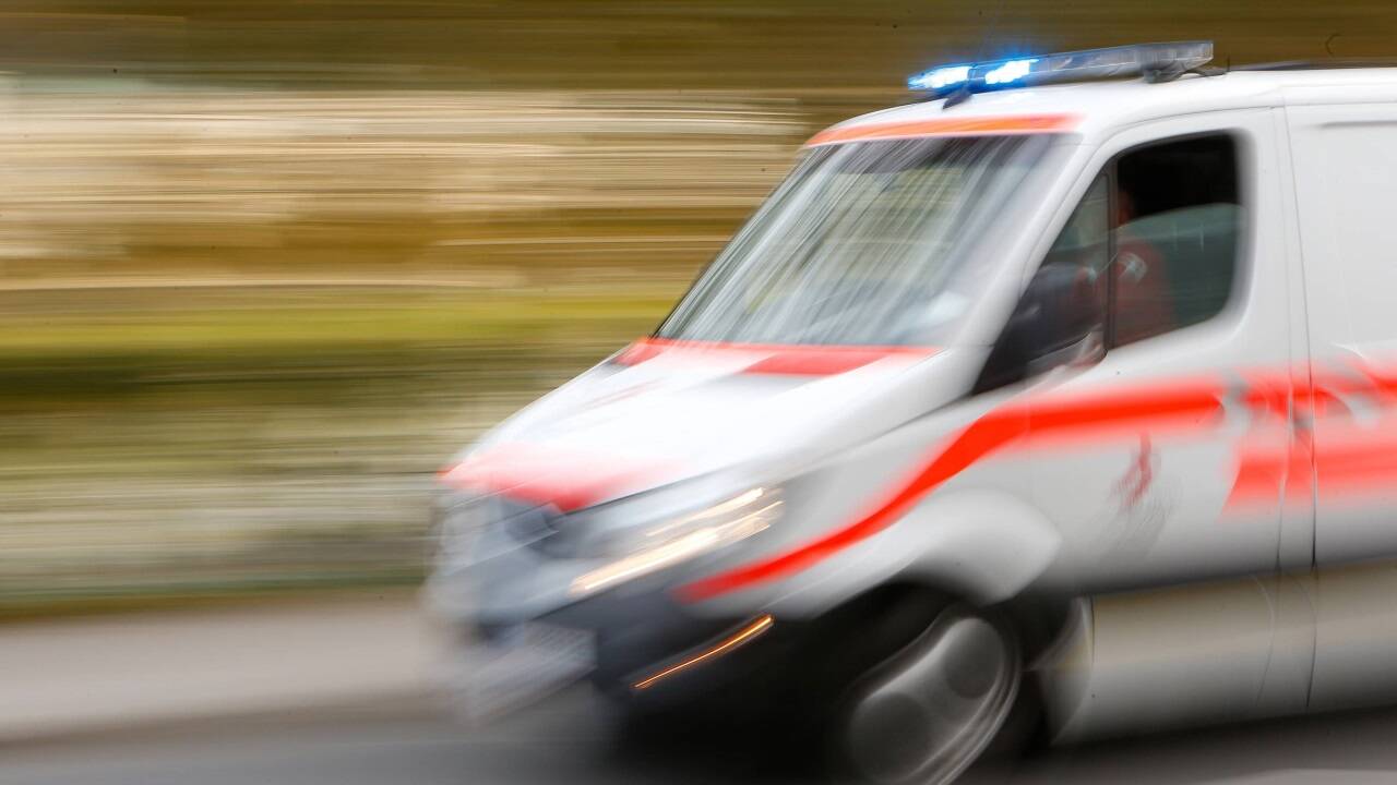 Ein Verletzter wurde mit dem Rettungswagen ins Krankenhaus gebracht, ein anderer mit dem Notarzthubschrauber (Symbolbild). Ein Verletzter wurde mit dem Rettungswagen ins Krankenhaus gebracht, ein anderer mit dem Notarzthubschrauber (Symbolbild).
