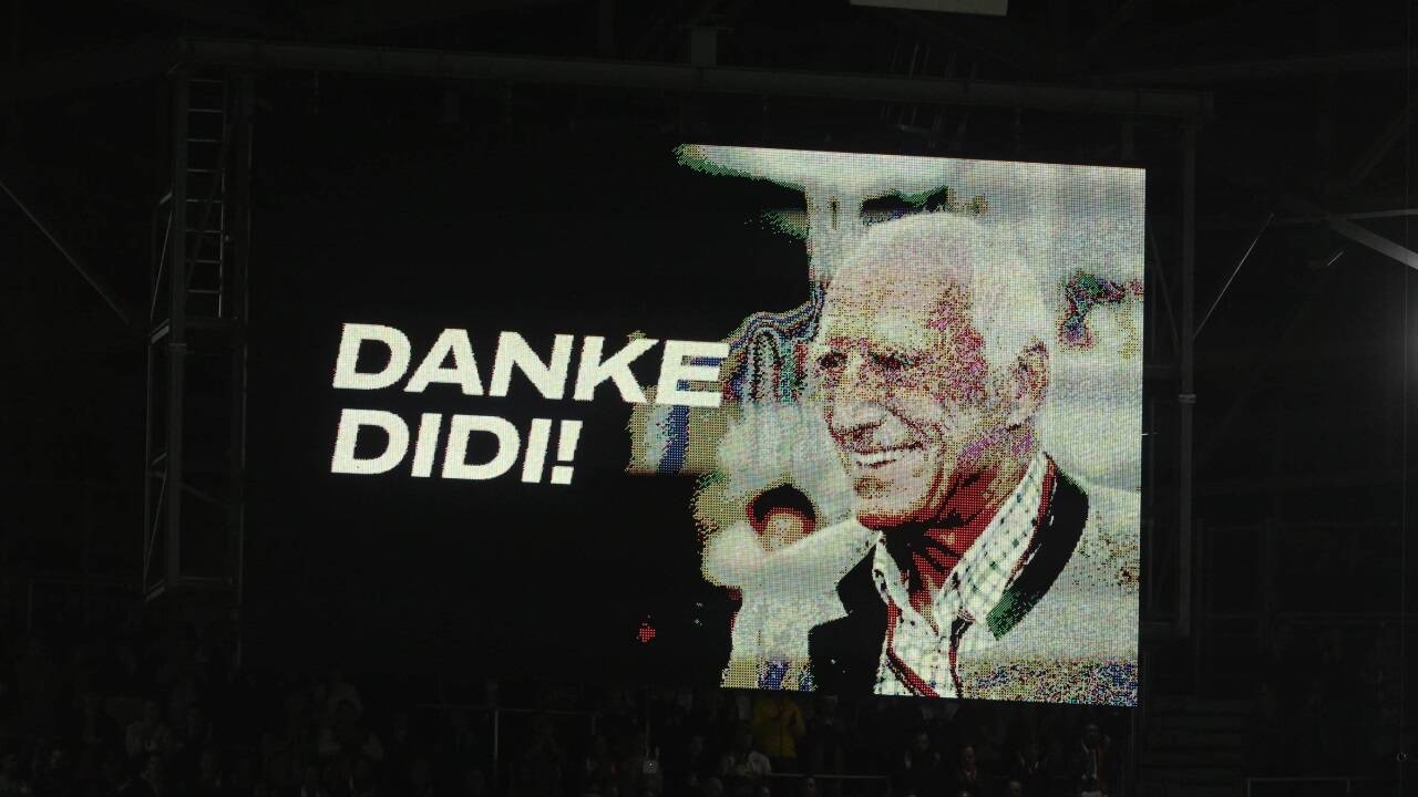 Vor dem Anpfiff gab es eine „Jubelminute“ für den verstorbenen Red-Bull-Gründer Dietrich Mateschitz. 