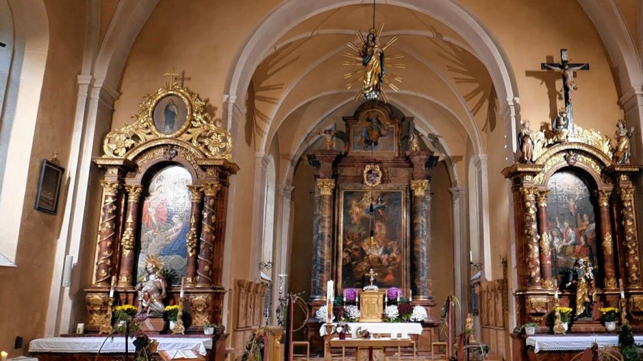 Blick in den Altarraum der Hüttschlager Pfarrkirche.  