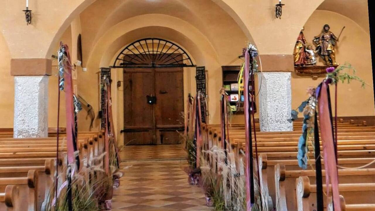 Ocker, Braun, Gold und dunkles Rot dominieren im Kirchenraum, er hat eine warme Farbwirkung.  