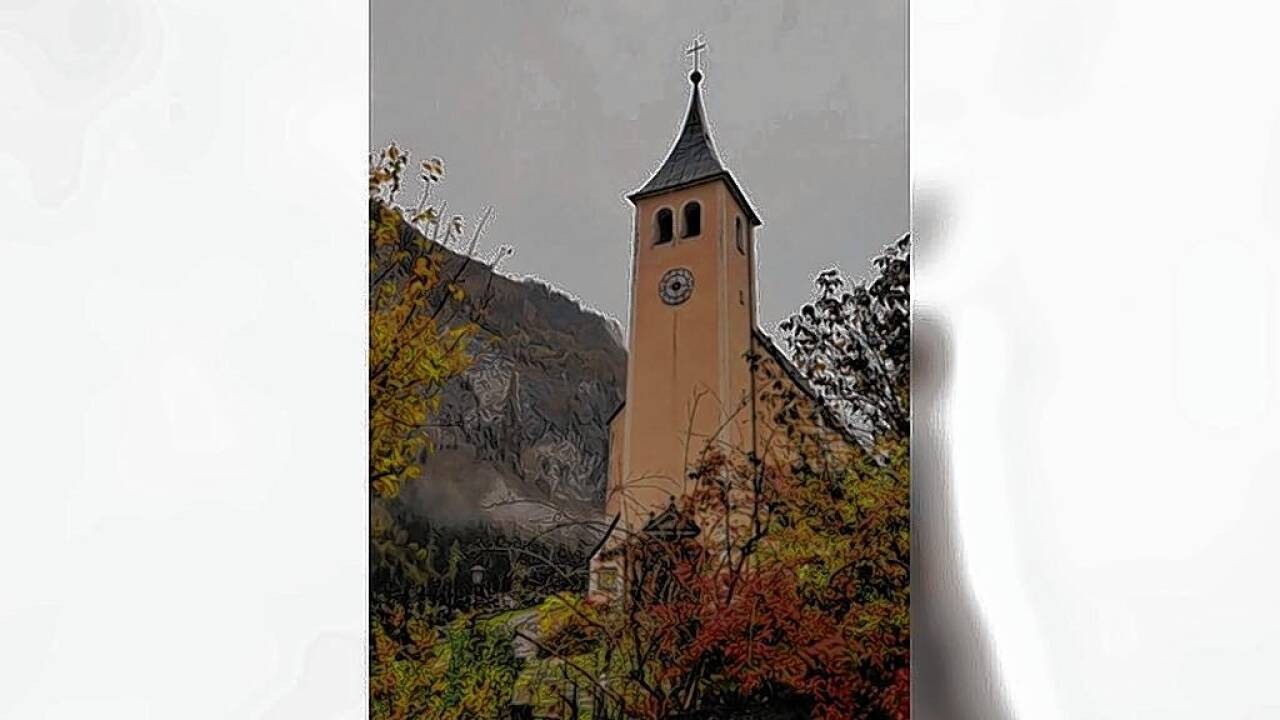 Der markante Westturm der Hüttschlager Kirche.  
