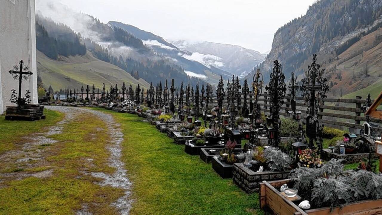 Der Bergfriedhof an einem wolkenverhangenen Herbsttag.  