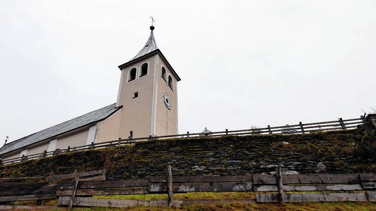 Kirche und Friedhofsmauer.  