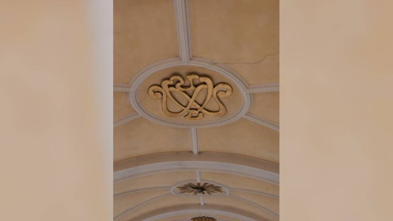 Die Stuckmedaillons stammen aus der Entstehungszeit der Kirche.  
