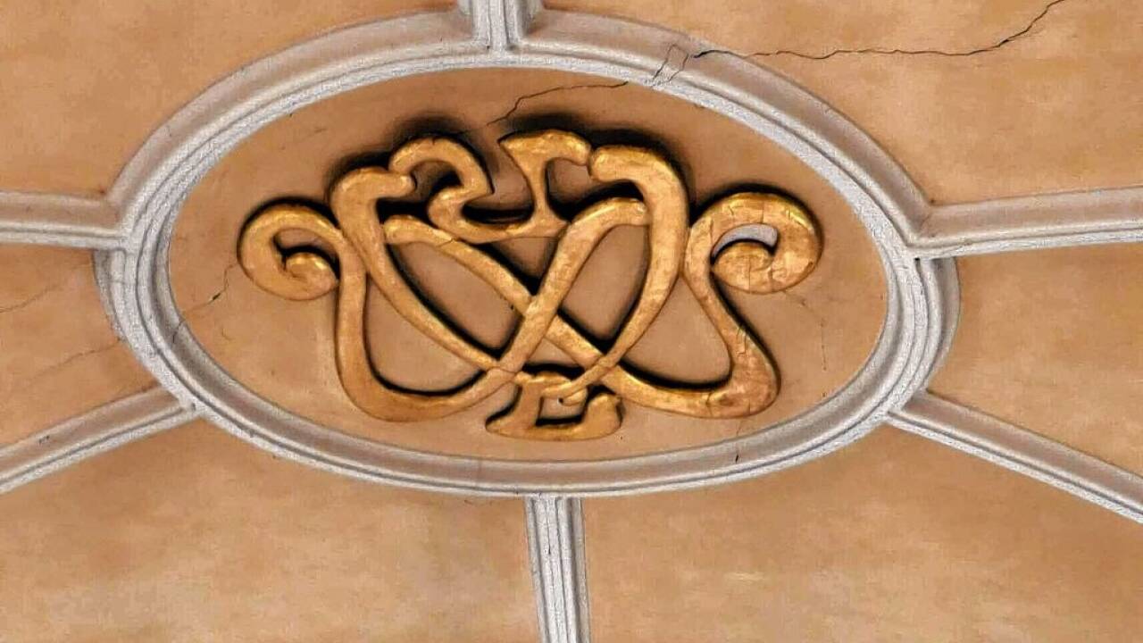 Die Stuckmedaillons stammen aus der Entstehungszeit der Kirche.  