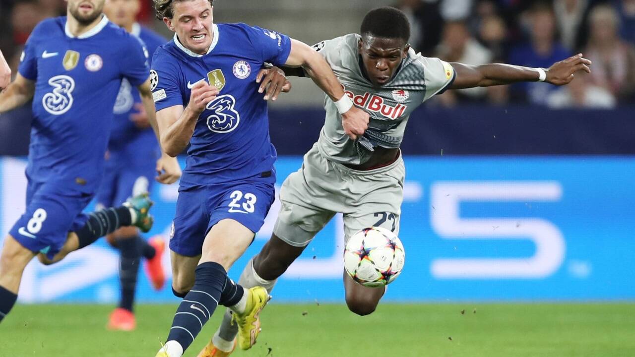 Salzburgs Lucas Gourna-Douath stemmt sich dagegen. 