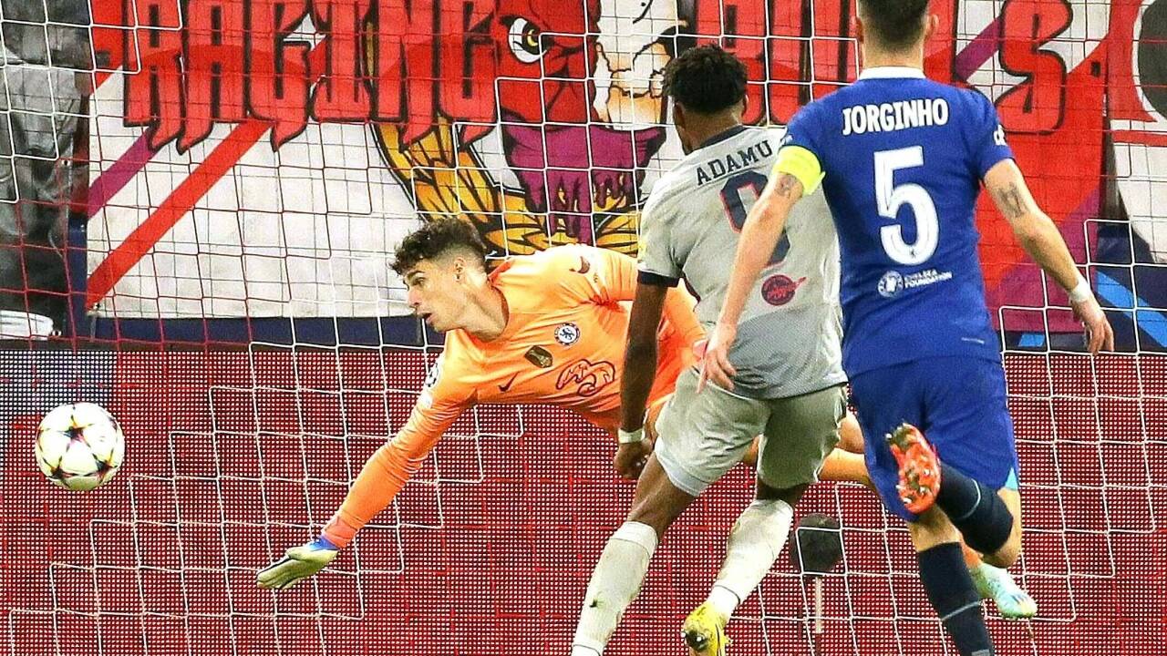 Junior Adamu lässt Kepa keine Abwehrchance... 