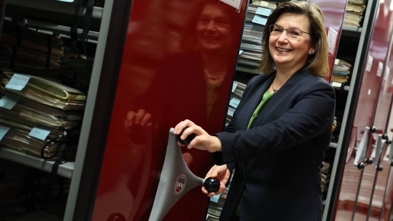 Historikerin Sabine Veits-Falk leitet ab November das Stadtarchiv.  