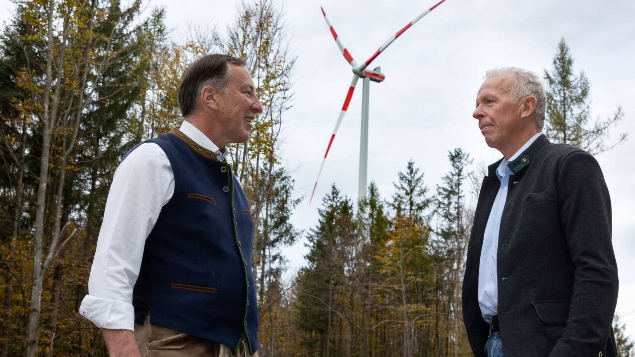 Für sie war es ein Freudentag: Bürgermeister Martin Voggenberger und Geschäftsführer Erwin Moser bei der Eröffnung des sechsten Windrads. 