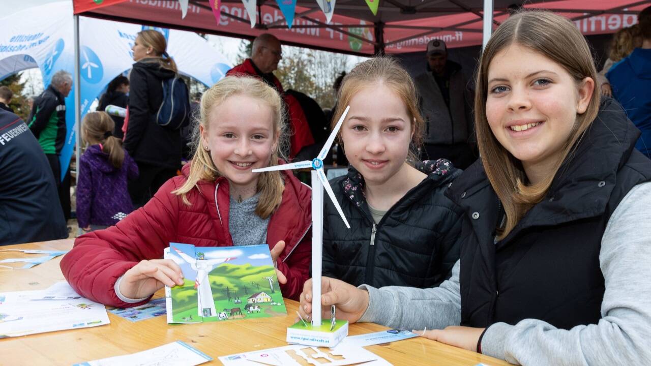 Marlene, Christina und Leonie aus Straßwalchen beim Windrad-Basteln.  