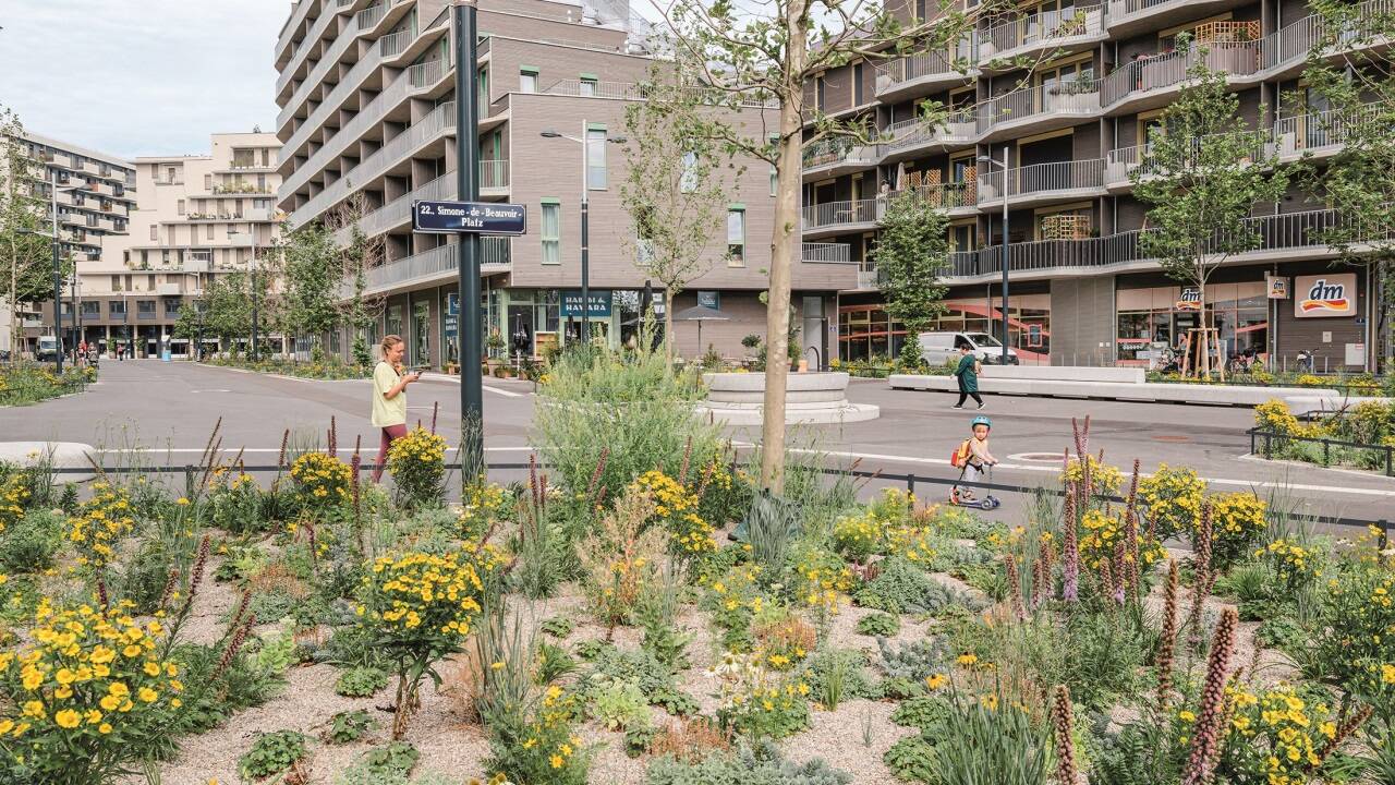 Der Simone-de-Beauvoir-Platz ist der zentrale Platz im Seeparkquartier, dem Businessquartier der Seestadt. 