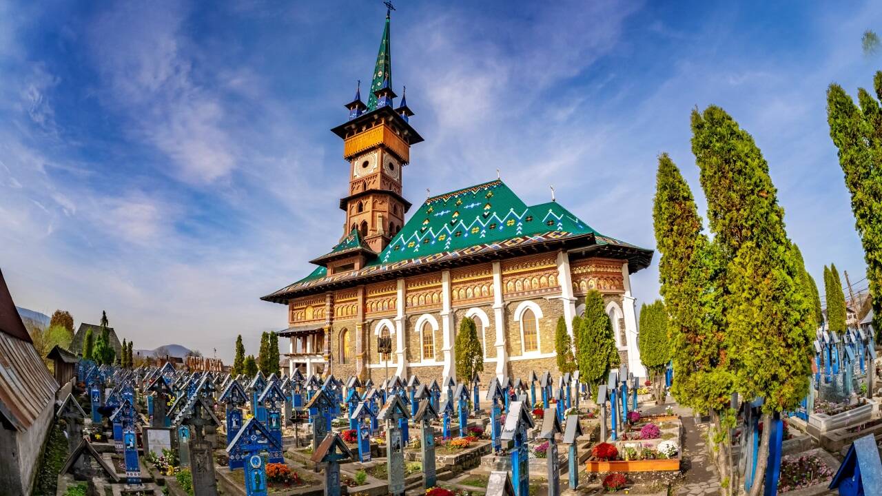 Verspielt und farbenfroh – der „fröhliche Friedhof“ in Sapanta. 