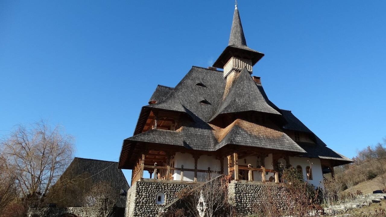 Ebenfalls sehenswert: die hölzernen Kirchen und Klöster der Region Maramures. 