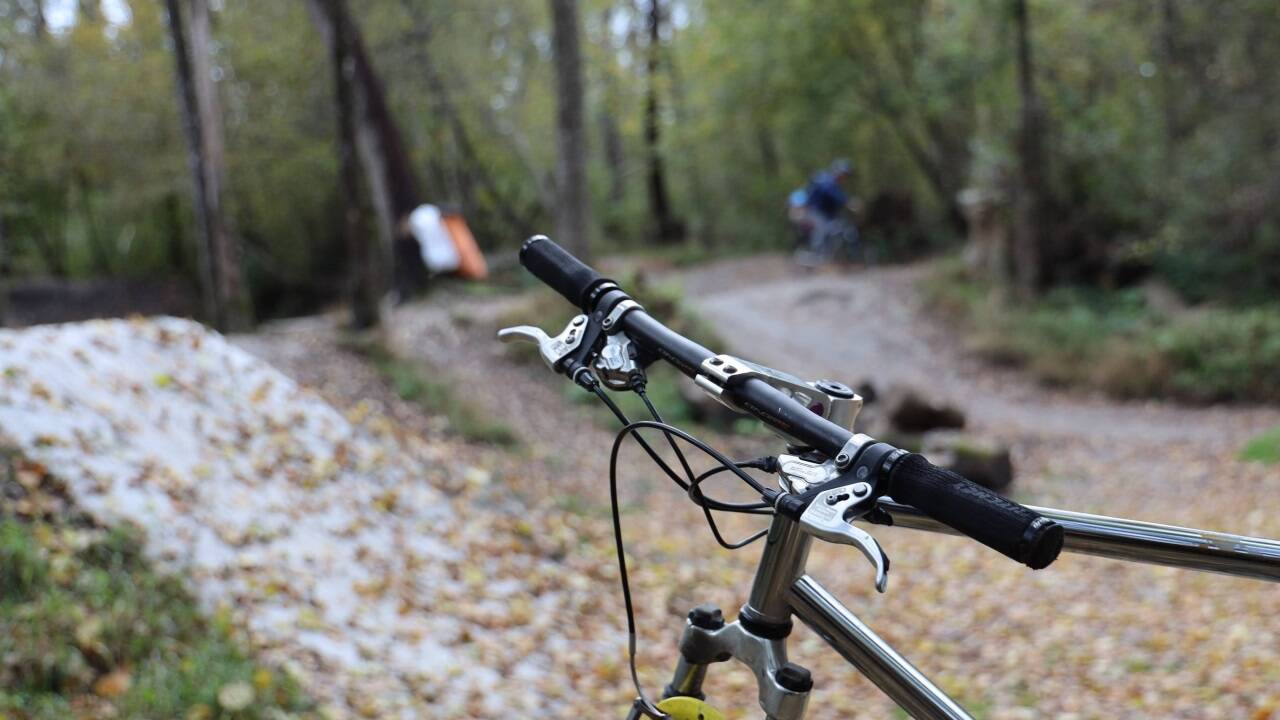 Die BMX-Anlage mit hohen Schanzen und Steilwandkurven ist laut einem 1998 zuständigen Beamten erst in den vergangenen Jahren entstanden. Die BMX-Anlage mit hohen Schanzen und Steilwandkurven ist laut einem 1998 zuständigen Beamten erst in den vergangenen Jahren entstanden.
