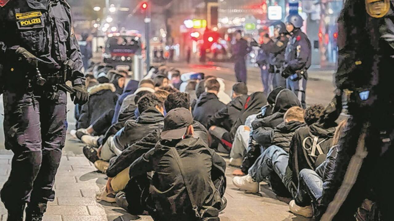 Letztlich blieb nur die Einkesselung der jungen Randalierer: Linz in der Nacht auf Allerheiligen. Letztlich blieb nur die Einkesselung der jungen Randalierer: Linz in der Nacht auf Allerheiligen.