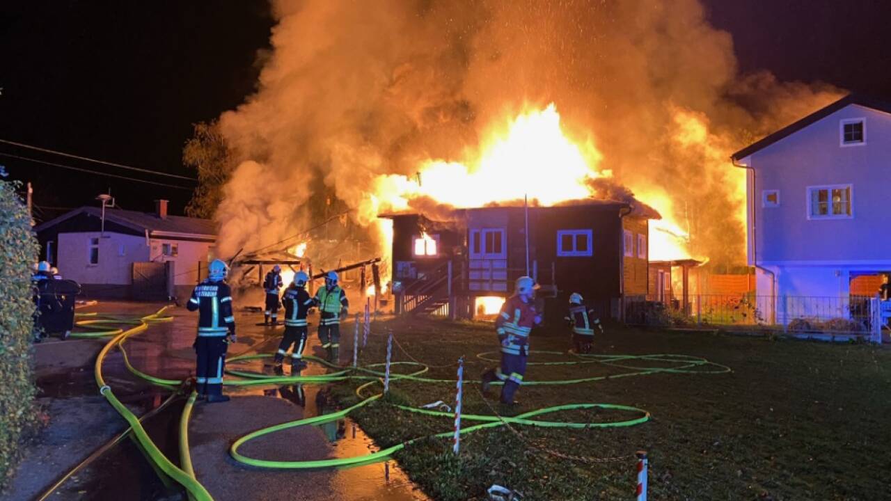 120 Einsatzkräfte rückten zur Bekämpfung des Feuers aus  120 Einsatzkräfte rückten zur Bekämpfung des Feuers aus