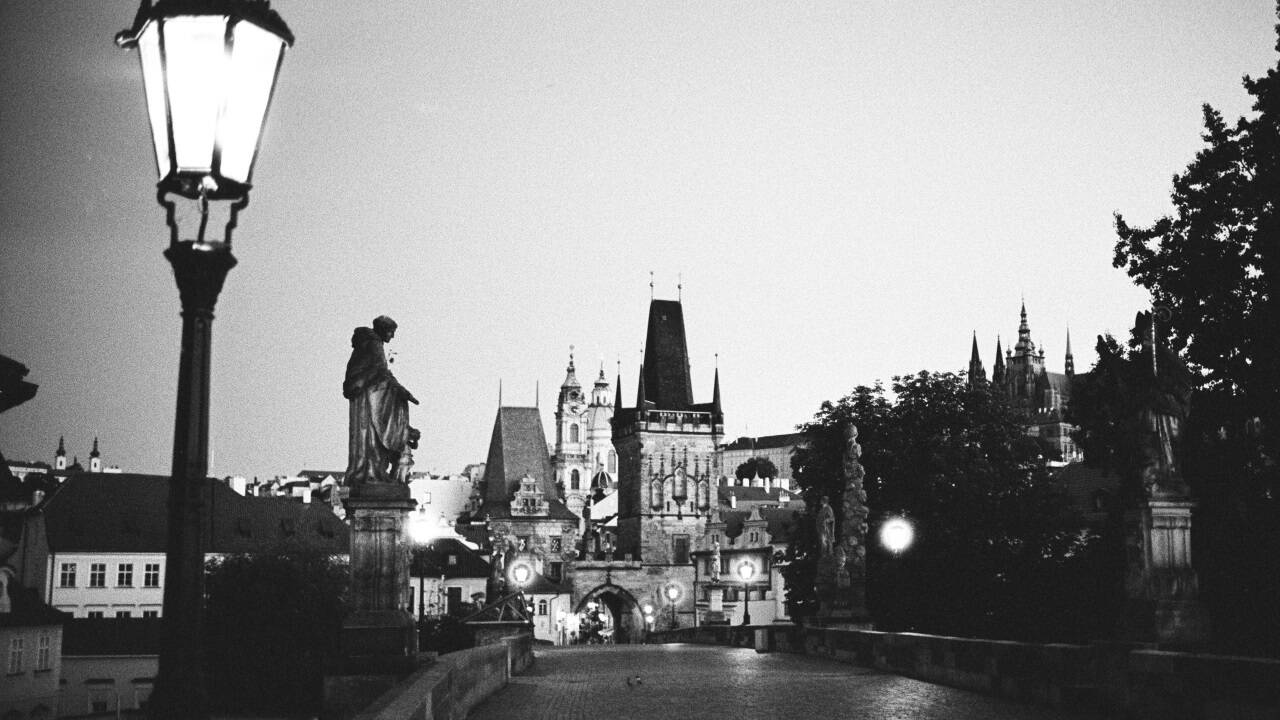 Die Prager Karlsbrücke zu nachtschlafender Zeit. 